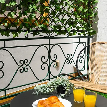 With A Cozy Private Terrace Specially At Night דירה *